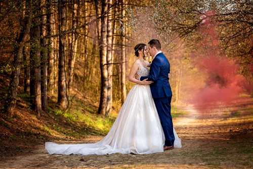 Svatební fotky s dýmovnicemi, svatební focení v Blansku, jarní svatba, svatební focení při západu slunce