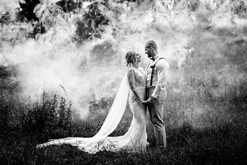 Svatební focení s dýmovnicí, Černobílá svatební fotka Brno,