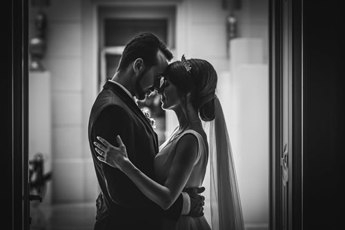 Svatební focení v Hotelu Barceló Brno Palace, Černobílá svatební fotka,