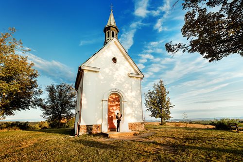 Svatební focení u kostelíku, Svatební fotky v Brně-Líšni,