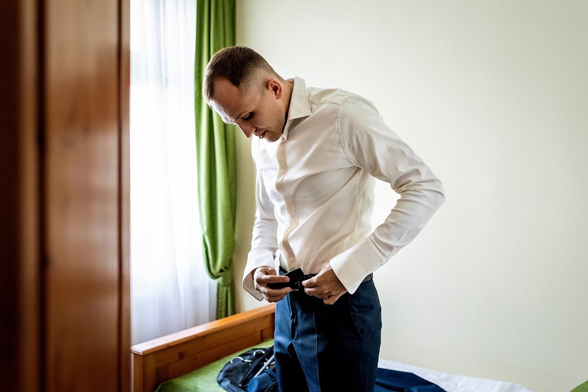 Svatební fotky z příprav ženicha, svatební focení ženicha, svatební fotografie ženicha, svatební ráno ženicha