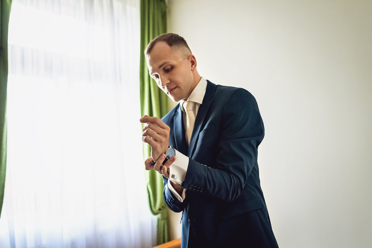 Svatební fotky z příprav ženicha, svatební focení ženicha, svatební fotografie ženicha, svatební ráno ženicha