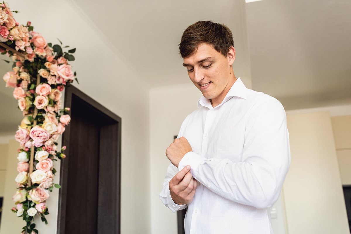Svatební fotky z příprav ženicha, svatební focení ženicha, svatební fotografie ženicha, svatební ráno ženicha
