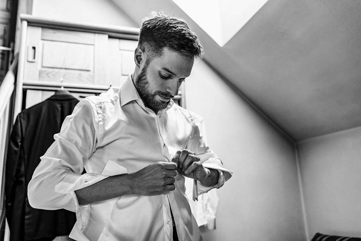 Svatební fotky z příprav ženicha, svatební focení ženicha, svatební fotografie ženicha, svatební ráno ženicha
