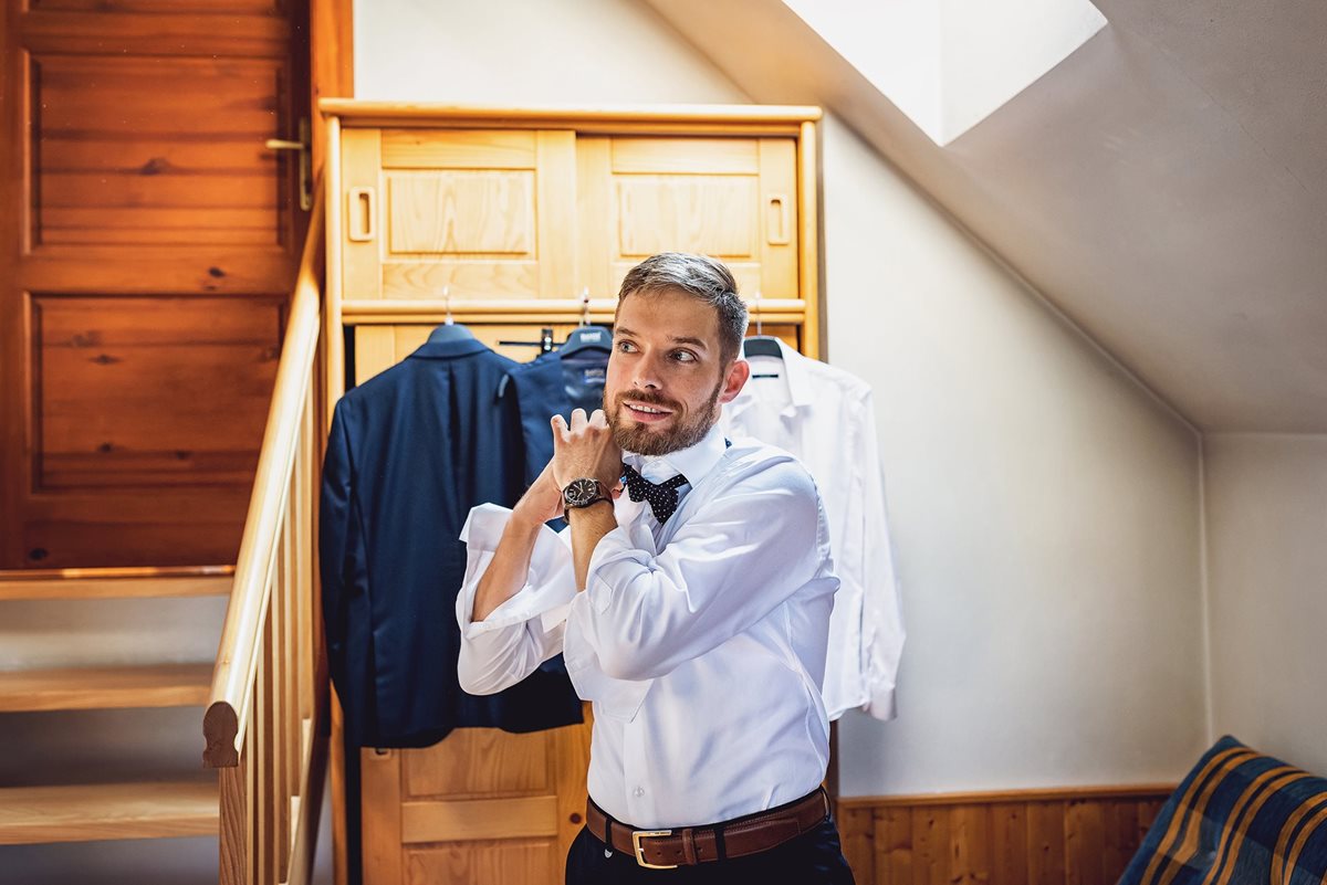 Svatební fotky z příprav ženicha, svatební focení ženicha, svatební fotografie ženicha, svatební ráno ženicha